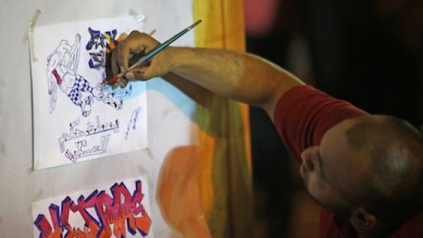 El-Fan Midan is calling for artists to help paint a mural entitled “The Revolution Continues” on 31 January and 1 February. 