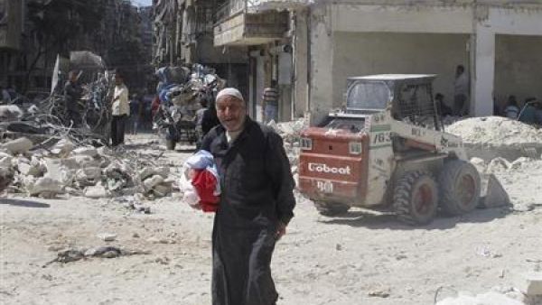 مسن سوري يسير يوم الاثنين وسط أنقاض مبان يقول نشطاء انها دمرت في قصف لقوات موالية للأسد في حلب.
