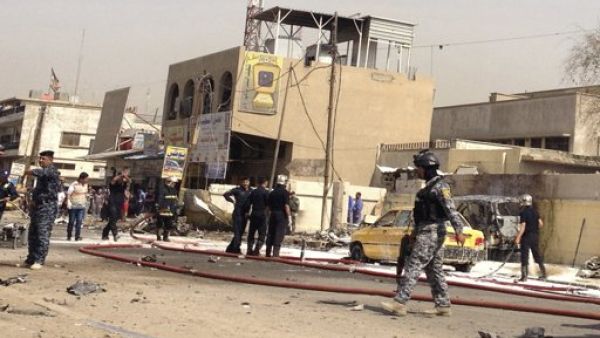 رجل امن عراقي في موقع احد التفجيرات