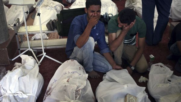 مصريون يبكون اقاربهم القتلى في مسجد الايمان في القاهرة
