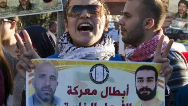 تظاهرة بتضامنا مع اسرى مضربين عن الطعام