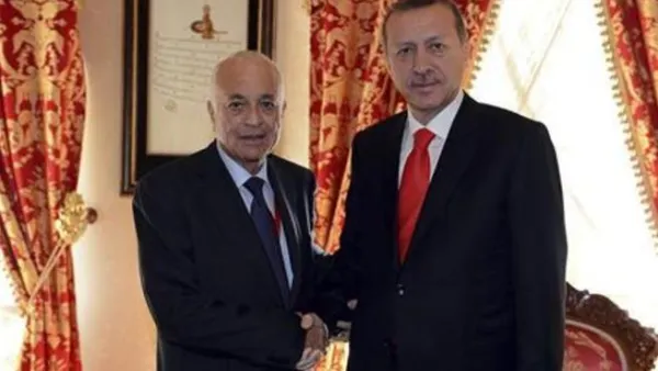 رئيس الوزراء التركي طيب اردوغان (الى اليمين) يصافح الامين العام للجامعة العربية نبيل العربي خلال اجتماع في اسطنبول يوم السبت.
