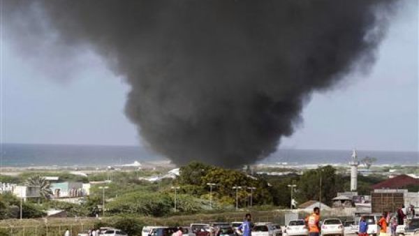 الدخان يتصاعد من موقع اشتعال النيران في الطائرة في مطار بالعاصمة الصومالية 
