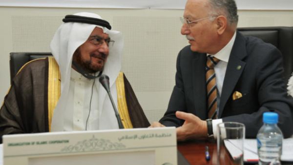 إحسان أوغلى ومدني وحديث جانبي بين الأمينين العامين الحالي والقادم لمنظمة التعاون الإسلامي