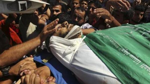 فلسطينيون يشيعون جثمان ناشط في حركة حماس قتل في غارة اسرائيلية على غزة