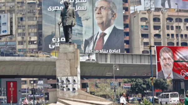 ملصقات دعائية لمرشحي الانتخابات الرئاسية في مصر
