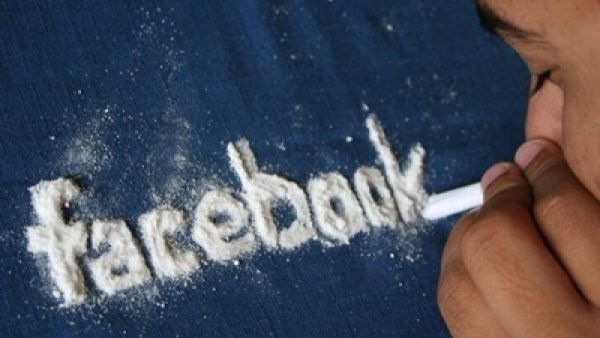 "فيسبوك" يكثف جهوده لاستحداث هاتف نقال