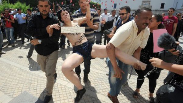 تونس تسجن ثلاث اوروبيات لمدة اربعة اشهر لتظاهرهن عاريات الصدور
