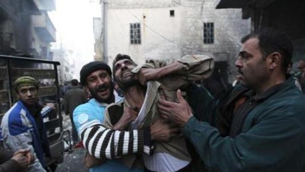 اب (في المنتصف) بعد وفاة اثنين من ابنائه قال نشطاء انهم قتلا بسبب قصف القوات الموالية للرئيس السوري بشار الاسد منطقة الانصاري بحلب 
