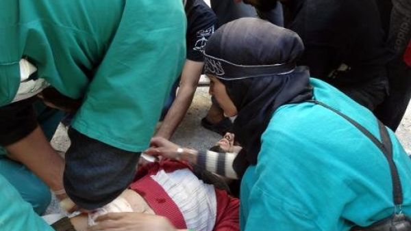 معارضون يسعفون مقاتلا في حي صلاح الدين في حلب 9 تشرين الاول/اكتوبر 2013
