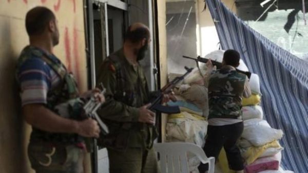 مقاتلون من المعارضة السورية في حلب 
