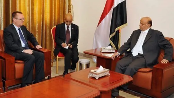 نائب الرئيس اليمني عبد ربه منصور هادي (يمين) مساعد وزيرة الخارجية الاميركية للشرق الاوسط جيفري فيلتمان في صنعاء الاربعاء
