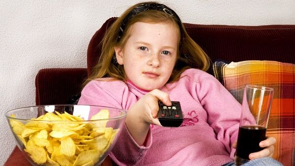 تناول الطعام أمام التلفاز يسبب زيادة الوزن 
