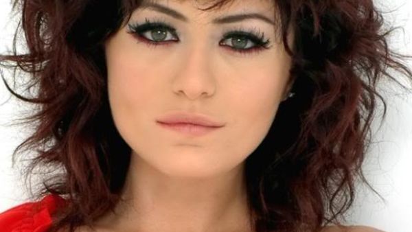 الممثلة التركية دينيز جكير المعروفة باسم فتون في مسلسل الأوراق المتساقطة