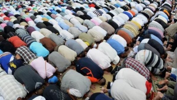 مصلون في مسجد في ضاحية تولوز بفرنسا
