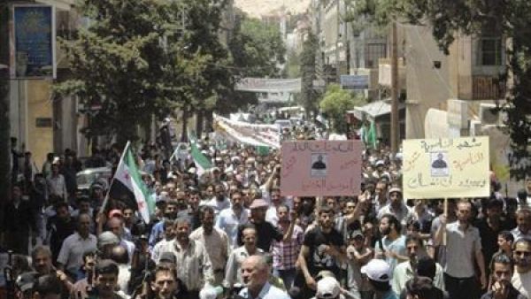 أعضاء في الجيش السوري الحر أثناء جنازة معارض 
