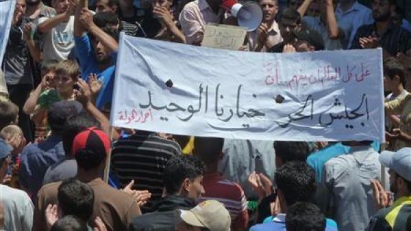 محتجون يتظاهرون ضد الرئيس السوري بشار الاسد في الحولة قرب حمص 
