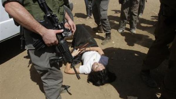 الدبلوماسية الفرنسية ماريون كاستينج مطروحة على الارض بعد أن سحبها جنود اسرائيليون من داخل شاحنة تحمل مساعدات انسانية في الضفة الغربية