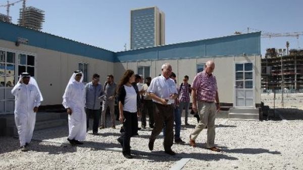 وفد نقابي فرنسي يزور ورشة بناء في الدوحة في 9 تشرين الاول/اكتوبر 2013
