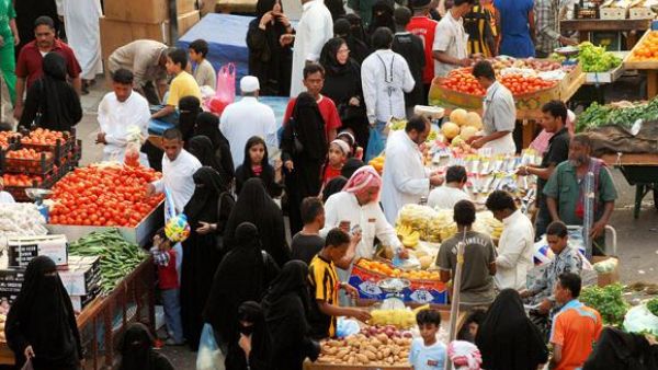 "For example, if you are dressed in a formal suit, you will get a kilogram (kg) of tomatoes for LE5, but if you send your doorman in his robe to buy some, he will get it for LE3.5 or LE3," Diab added.
