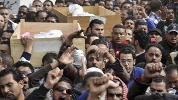 مشيعون في جنازة قتلي أعمال عنف وقعت في مدينة بورسعيد يوم الاثنين
