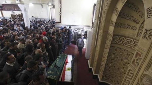 صلاة الجنازة على النشط المصري محمد الجندي في مسجد عمر مكرم بوسط القاهرة