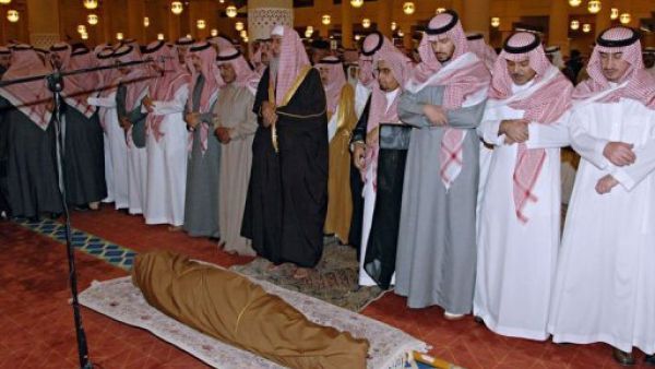 الامراء يؤدون صلاة الجنازة على امير الرياض الراحل