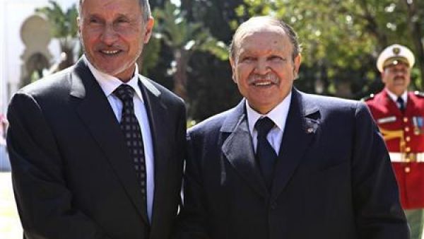 الرئيس الجزائري عبد العزيز بوتفليقة يصافح رئيس المجلس الوطني الانتقالي الليبي مصطفى عبد الجليل في القصر الرئاسي في الجزائر 
 الرئيس الجزائري عبد العزيز بوتفليقة يصافح رئيس المجلس الوطني الانتقالي الليبي مصطفى عبد الجليل في القصر الرئاسي في الجزائر