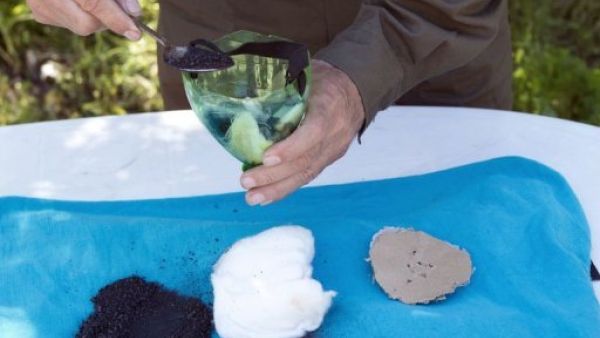 سوريون يصنعون اقنعة واقية من الغازات السامة