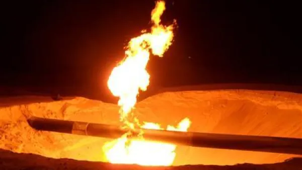 نار مشتعلة في منطقة تعرضت لتفجير في خط الأنابيب الناقل للغاز من مصر لاسرائيل 
