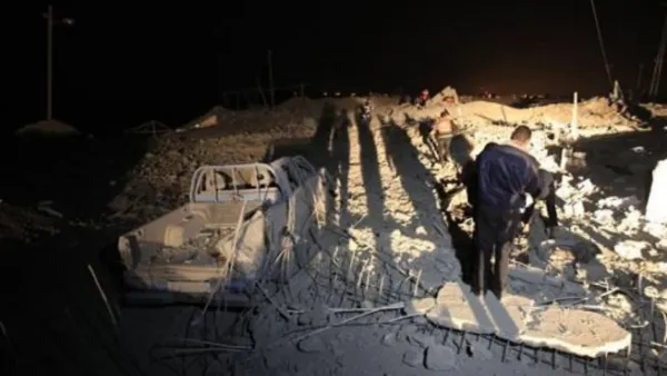 فلسطينيون يتفقدون موقعا امنيا مدمرا لحماس في بيت لاهيا، شمال قطاع غزة 
