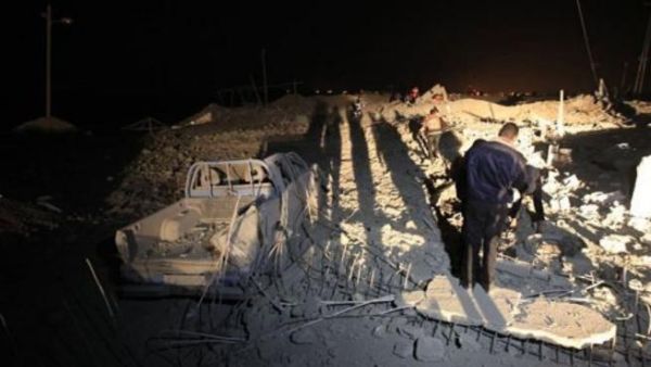 فلسطينيون يتفقدون موقعا امنيا مدمرا لحماس في بيت لاهيا، شمال قطاع غزة 
