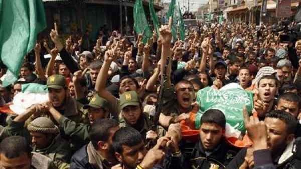 فلسطينيون يشيعون جنازة عنصرين من حماس استشهدا في رفح يوم الجمعة
