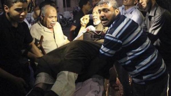 فلسطينيون ينقلون رجلا مصابا الى مستشفى في غزة في اعقاب هجوم اسرائيلي بقذائف الدبابات يوم السبت
