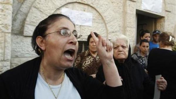 مسيحية فلسطينية تزعم ان ابنها اجبر على اعتناق الاسلام تردد هتافات اثناء احتجاج امام الكنيسة الرئيسية في قطاع غزة
