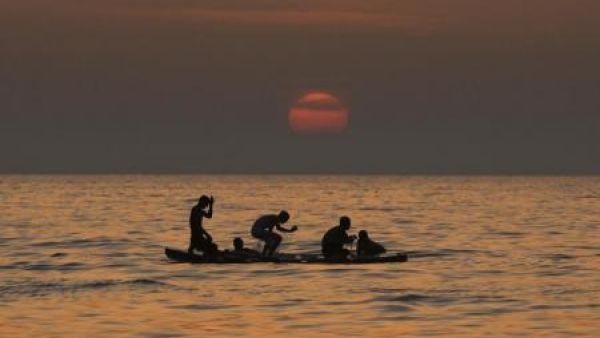 ارشيف/ قارب صيد في مياه غزة