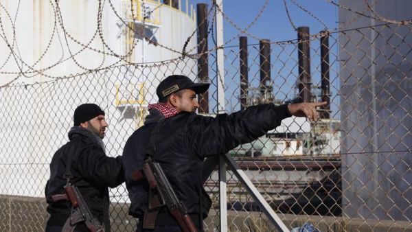 شرطيان خارج محطة توليد الكهرباء في غزة