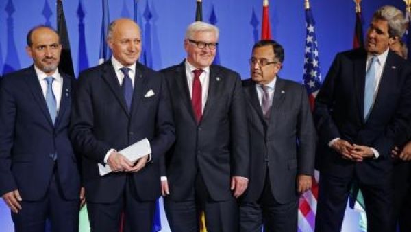 وزراء خارجية الولايات المتحدة ومصر والمانيا وفرنسا ورئيس الائتلاف الوطني السوري المعارض (من اليمين لليسار) يحضرون مؤتمرا صحفيا في باريس يوم الاحد
