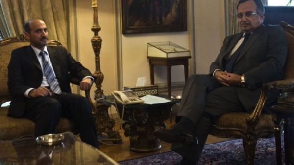 وزير الخارجية المصري نبيل فهمي (يمين) ورئيس الائتلاف الوطني السوري احمد الجربا
