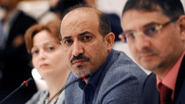 رئيس الائتلاف الوطني السوري احمد الجربا (وسط) خلال اجتماعات المعارضة السورية في اسطنبول

