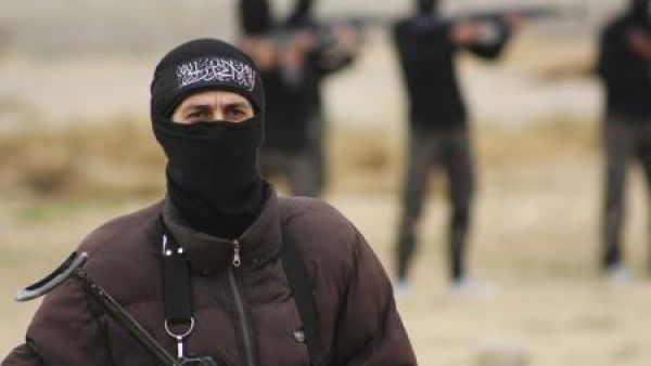 مقاتل إسلامي في معسكر تدريب في الغوطة الشرقية بالقرب من دمشق
