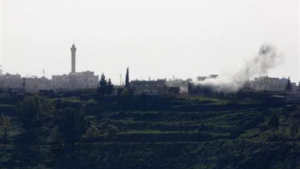 دخان يتصاعد بعد انفجار قذائف بقرية سورية قرب خط وقف اطلاق النار مع اسرائيل بمنطقة الجولان
