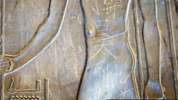The 15-year old thought he would leave a long-lasting trace of his visit to Egypt. Definitely succeeded.(Photo courtesy of Kongyou Wuyi)