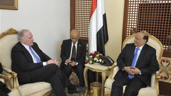 الرئيس اليمني عبد ربه منصور هادي يستمع لجون برينان مستشار الرئيس الامريكي لشؤون مكافحة الارهاب 
