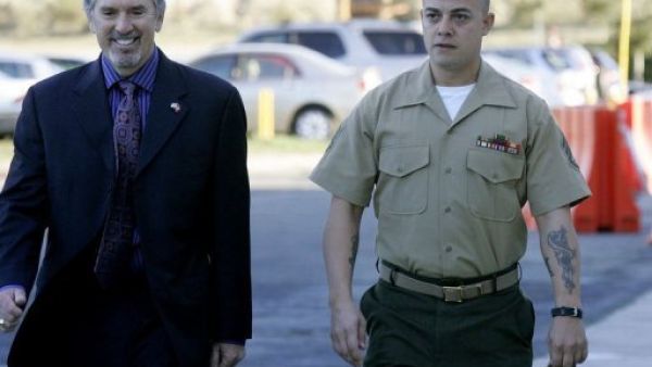 السرجنت فرانك ووتريتش (يمين) يسير الى جانب محاميه نيل بوكيت