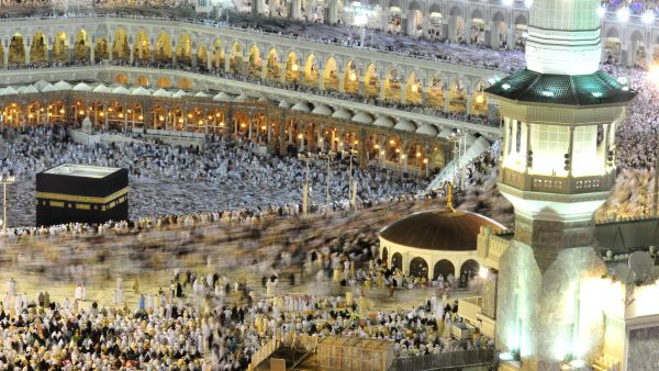 Pilgrims perform haj in 2010. (source: Wikimedia Commons / Fadi El Binni)