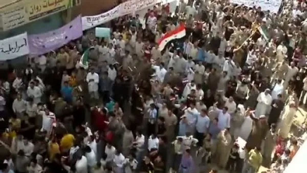 لقطة عن فيديو بثه ناشطون على موقع يوتيوب يشير الى تظاهرة ضد النظام السوري في حماة
