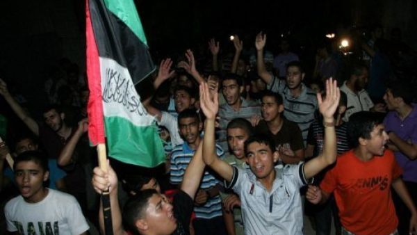 مناصرو حماس يحتفلون بالاتفاق على صفقة اطلاق سراح الف اسير فلسطيني مقابل اطلاق سراح الجندي الاسرائيلي جلعاد شاليط
