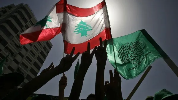 فلسطينيون يرفعون اعلام لبنان وحركة حماس خلال تظاهرة في مدينة غزة 
