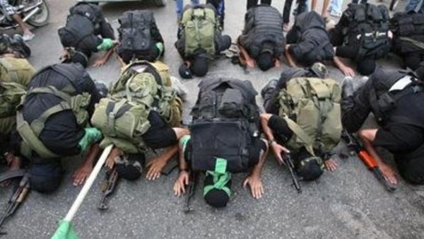 احتفالات بغزة فور إعلان “مرسى” رئيسا لمصر 